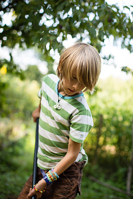 男孩在室内花园图片下载