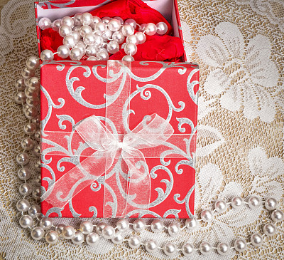 红色内衣礼盒和珍珠图片下载