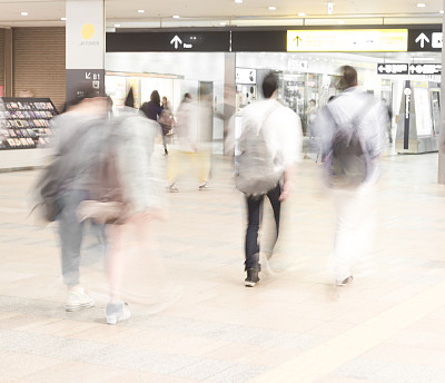 运动模糊了走向地铁入口的人们图片下载