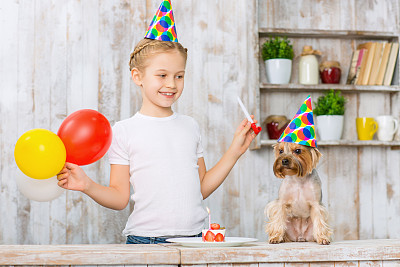 小女孩为她的宠物庆祝生日图片下载