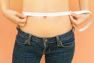 女孩在量腰围图片下载