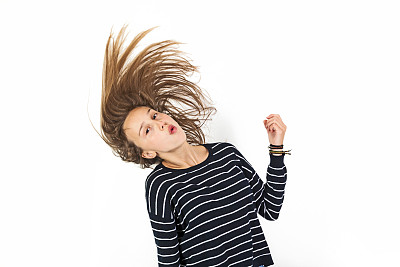 微笑的年轻漂亮的棕色头发的女孩图片下载