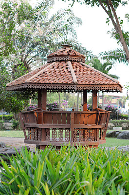 亭子在园中。图片下载