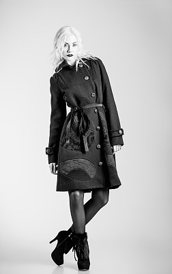 工作室时装拍摄:穿着黑色外套和靴子的美丽女孩图片下载