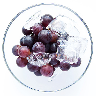 葡萄酒杯里的葡萄图片下载