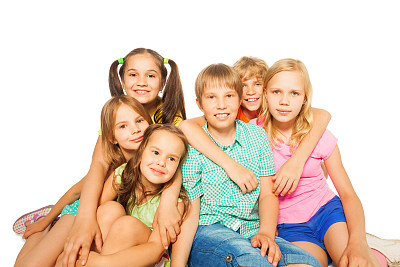 六个微笑的孩子坐在一起图片下载