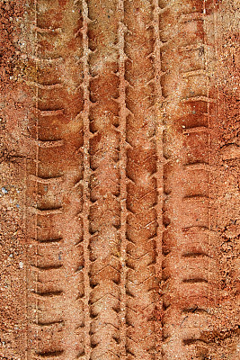 沙地上的轮胎印图片下载