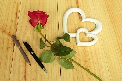 玫瑰红色的床单图片下载