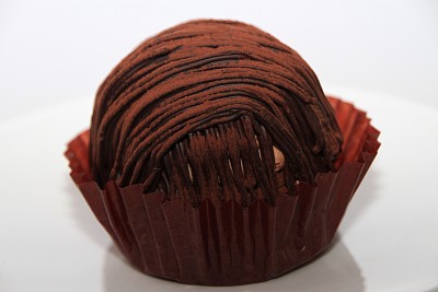 美味的巧克力蛋糕在桌子上特写图片下载