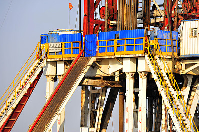 生锈的钻杆和钻头图片下载