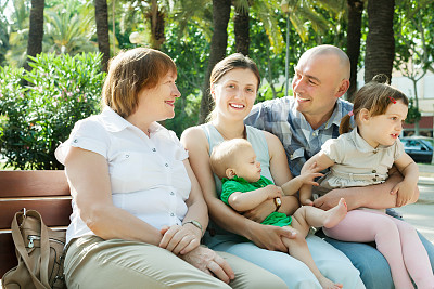 阳光明媚的日子里，幸福的几世同堂图片下载