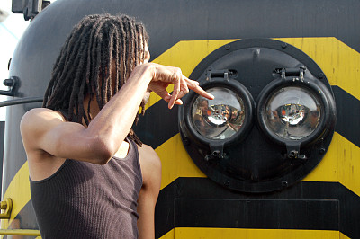 戳眼睛图片下载