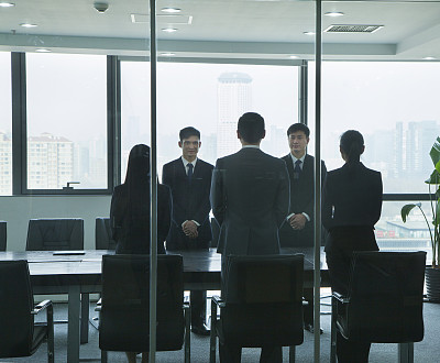 商务人士站在会议室图片下载