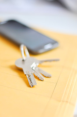 桌子上的钥匙图片下载