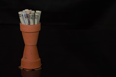 陶土罐里的钱图片下载