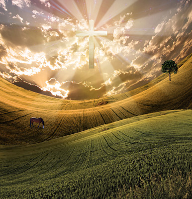 十字架在天空中放射光图片下载