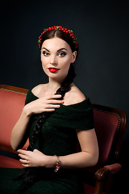 年轻美丽的黑发女人的肖像图片下载