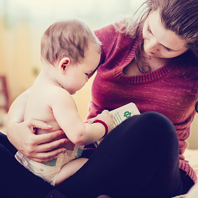 妈妈和她的孩子玩图片下载