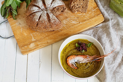 天然南瓜奶油汤，配虾仁图片下载