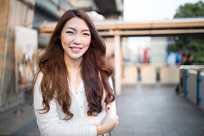 年轻漂亮的女人图片下载