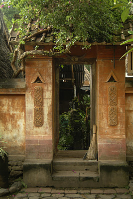 巴厘岛的门口和扫把图片下载