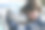 男孩拥抱白色拉布拉多狗图片下载