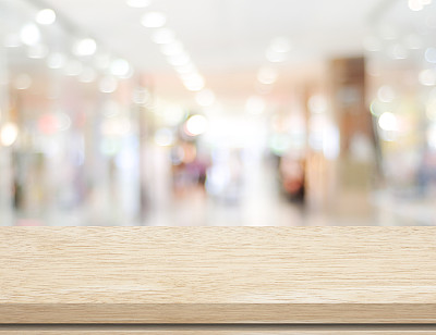 空桌子和模糊的商店与散景背景图片下载