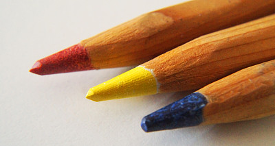 三个颜色的铅笔图片下载