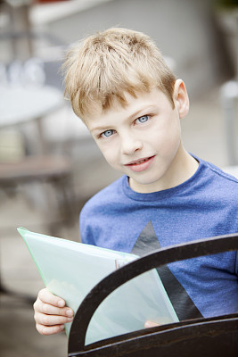 金发小男孩肖像图片下载