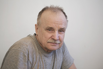 这位严肃的老人的肖像图片下载