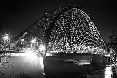 夜间桥上的交通。抽象黑白照片图片下载