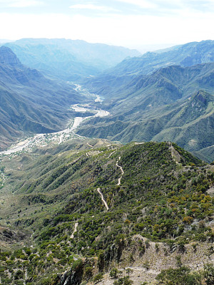铜峡谷，乌里克峡谷道路和河流图片下载