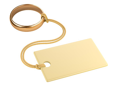 一个带空白标签的金戒指，系在绳子上。图片下载