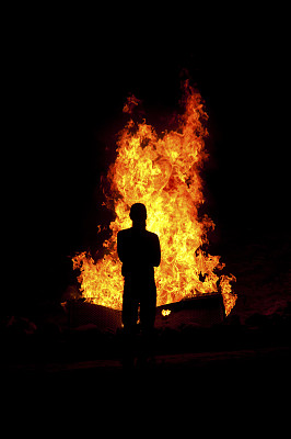一个看火的剪影。图片下载