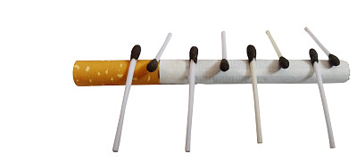 白色背景下筷子的特写镜头图片下载