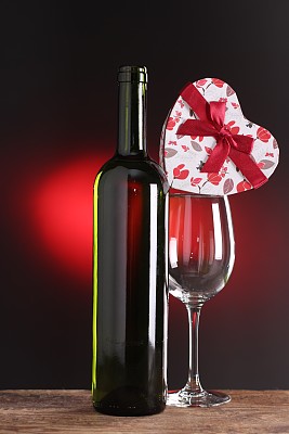 情人节:葡萄酒瓶、红心和小礼物图片下载