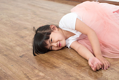 女孩在房间里玩图片下载
