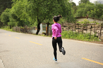 健康生活方式健身运动女子跑在西藏公路上图片下载
