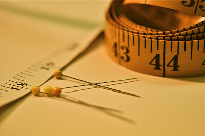 卷尺和别针图片下载