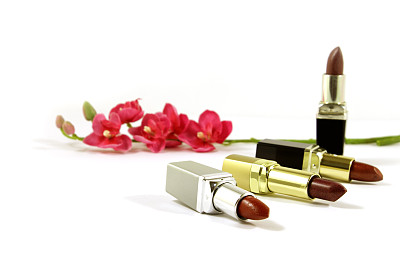 口红和鲜花。孤立的图片下载