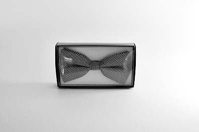 黑色和白色蝴蝶结打包图片下载