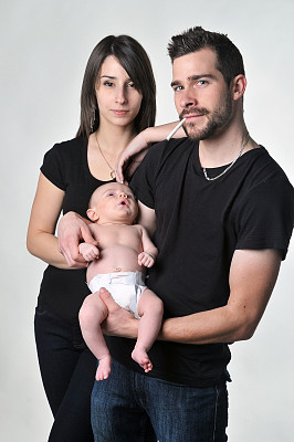 一对带着孩子的年轻夫妇图片下载