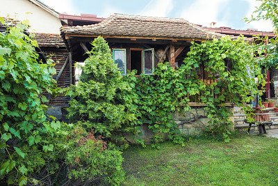 一个老房子的后院图片下载