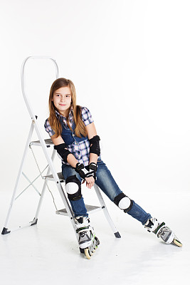 穿着旱冰鞋的女孩孤立在白色背景上图片下载