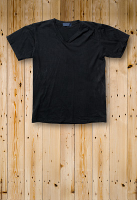 黑色t恤上的木材背景图片下载