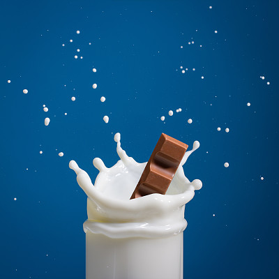 牛奶和巧克力。图片下载