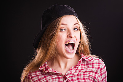 穿格子衬衫的女人图片下载