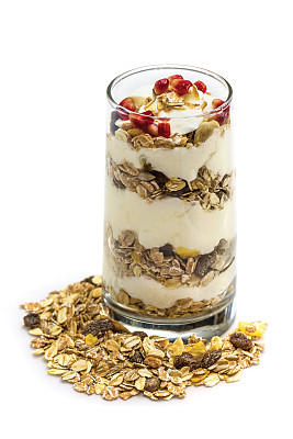 一杯含有水果和酸奶的牛奶什锦麦片图片下载