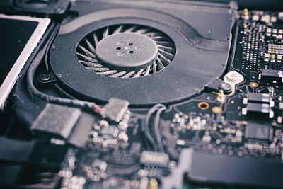 带灰尘的笔记本电脑风扇和系统板图片下载