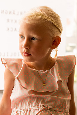 艾丽西娅的新发型图片下载